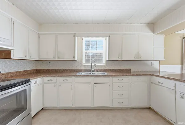 $214,900 | 725 South Main Street, Kendallville, IN 46755