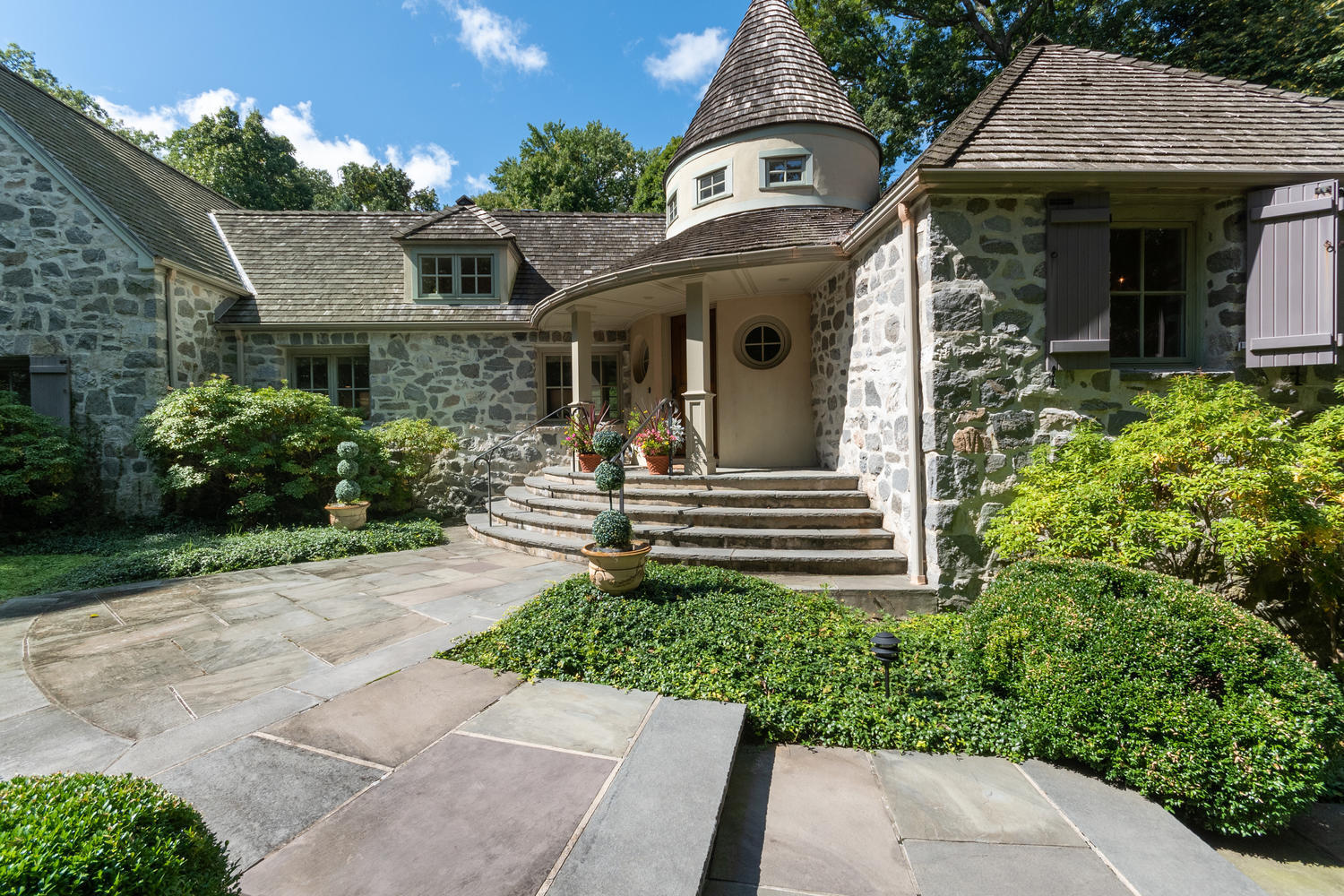 72 Delafield Island Road Darien, CT 06820 - Photo 5 of 45 a front view of a house with garden