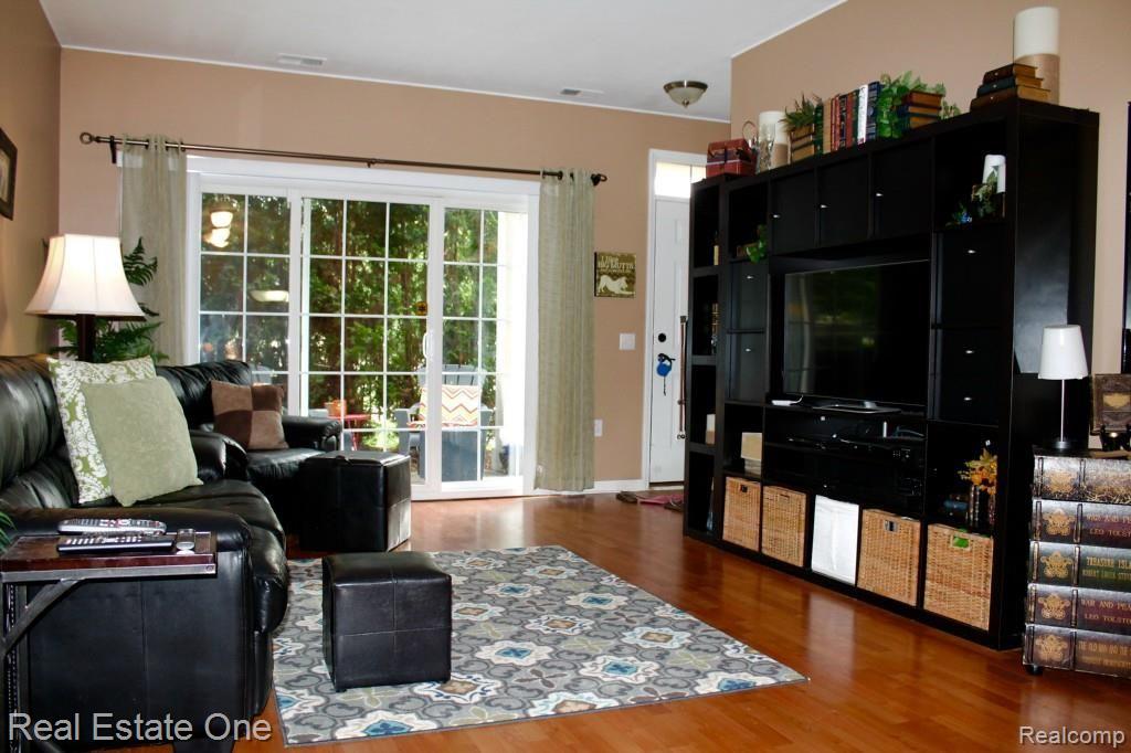 336 North Wixom Road, Unit 27 Wixom, MI 48393 - Photo 10 of 12 IMG_6080.jpg
