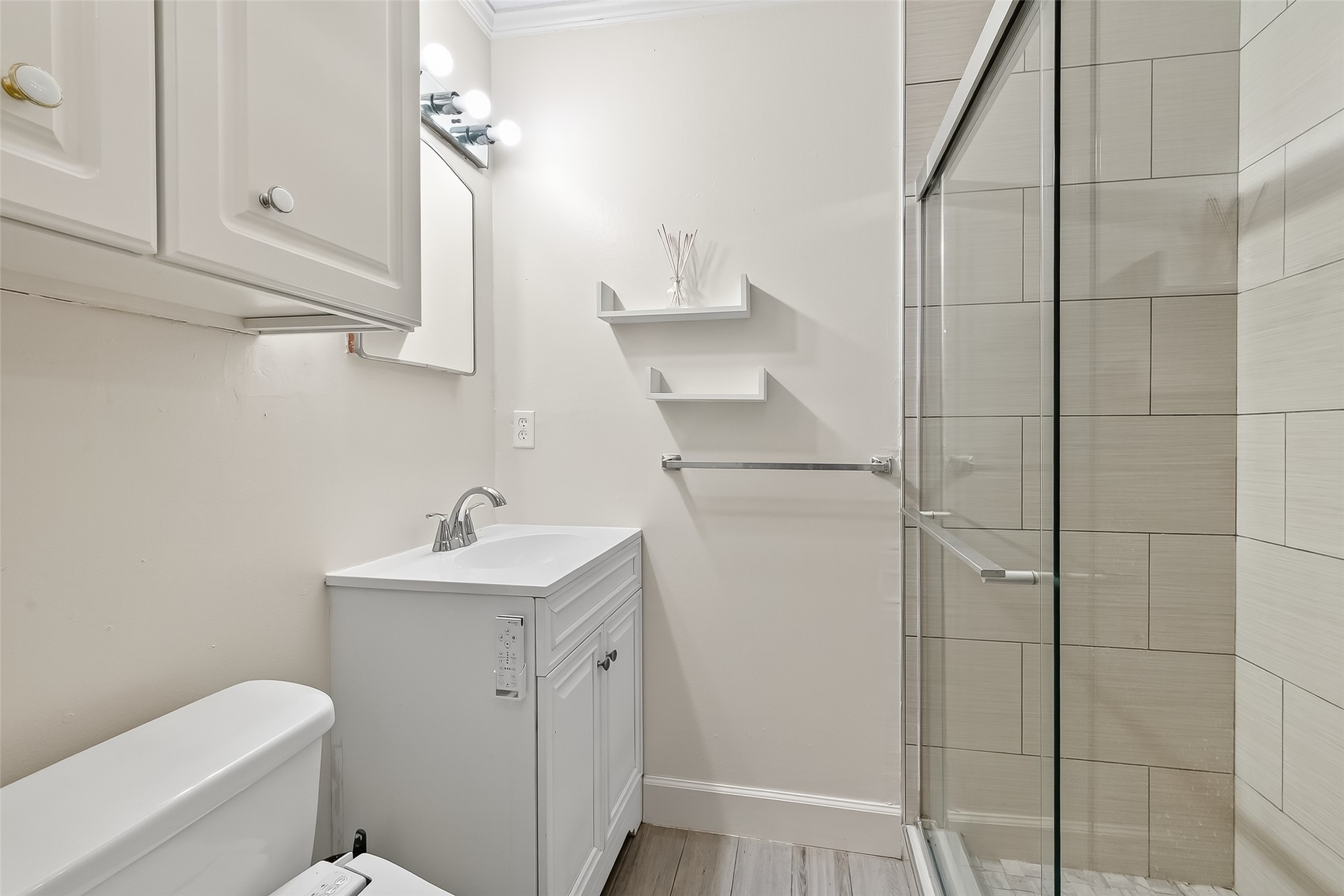 909 Silber Road, Unit 16C Houston, TX 77024 - Photo 21 of 32 a bathroom with a sink toilet and vanity