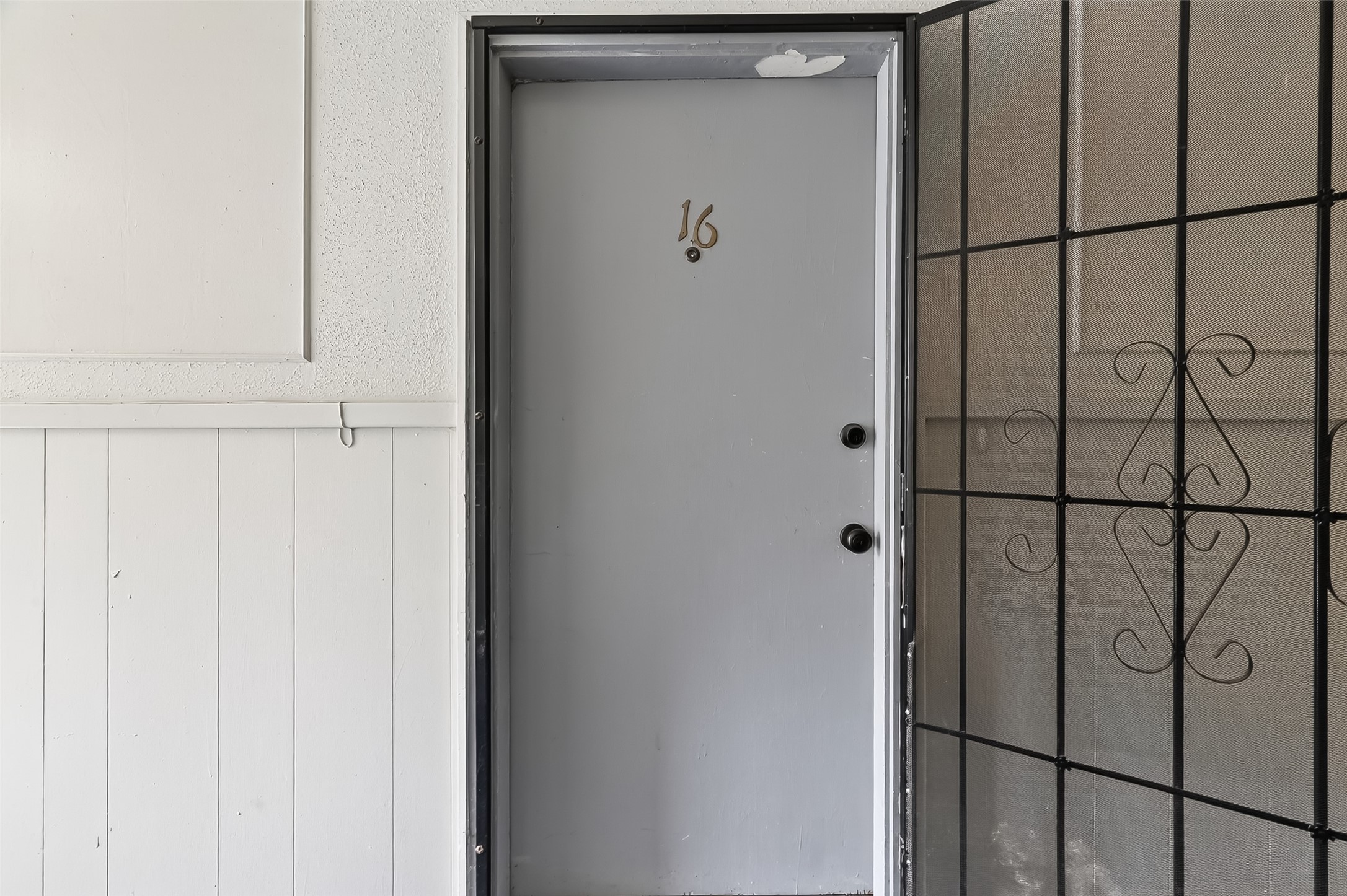 909 Silber Road, Unit 16C Houston, TX 77024 - Photo 4 of 32 a bathroom with a shower