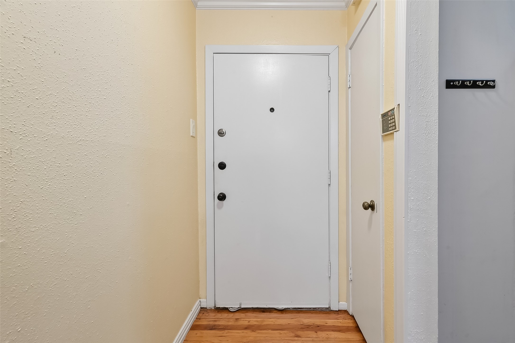909 Silber Road, Unit 16C Houston, TX 77024 - Photo 5 of 32 a view of bathroom