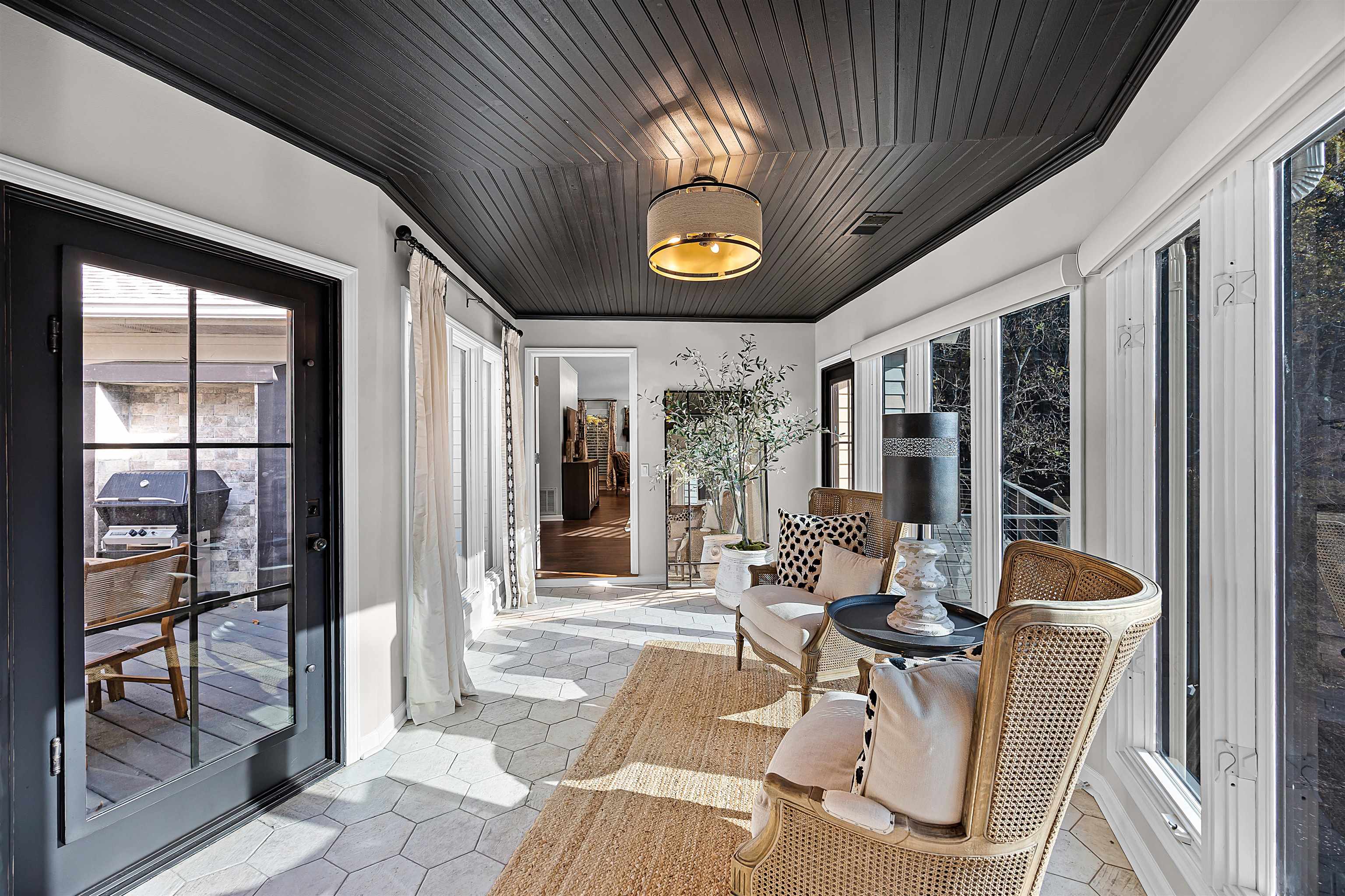 195 Ridge View Savannah, TN 38372 - Photo 16 of 40 a view of a patio with table and chairs