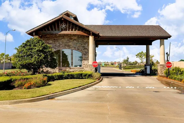 $2,350 | 9903 Onyx Trail Drive, Rosharon, TX 77583