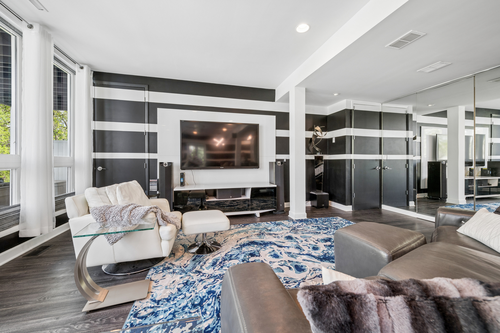 6112 Pleasant View Lane Cary, IL 60013 - Photo 19 of 31 a living room with furniture and a flat screen tv