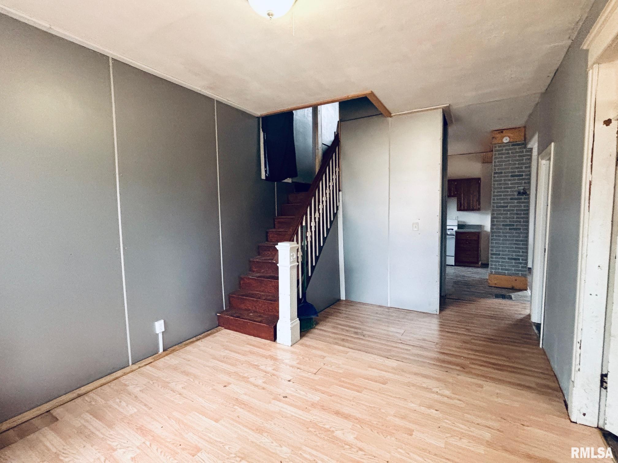 207 South Primm Street Athens, IL 62613 - Photo 2 of 11