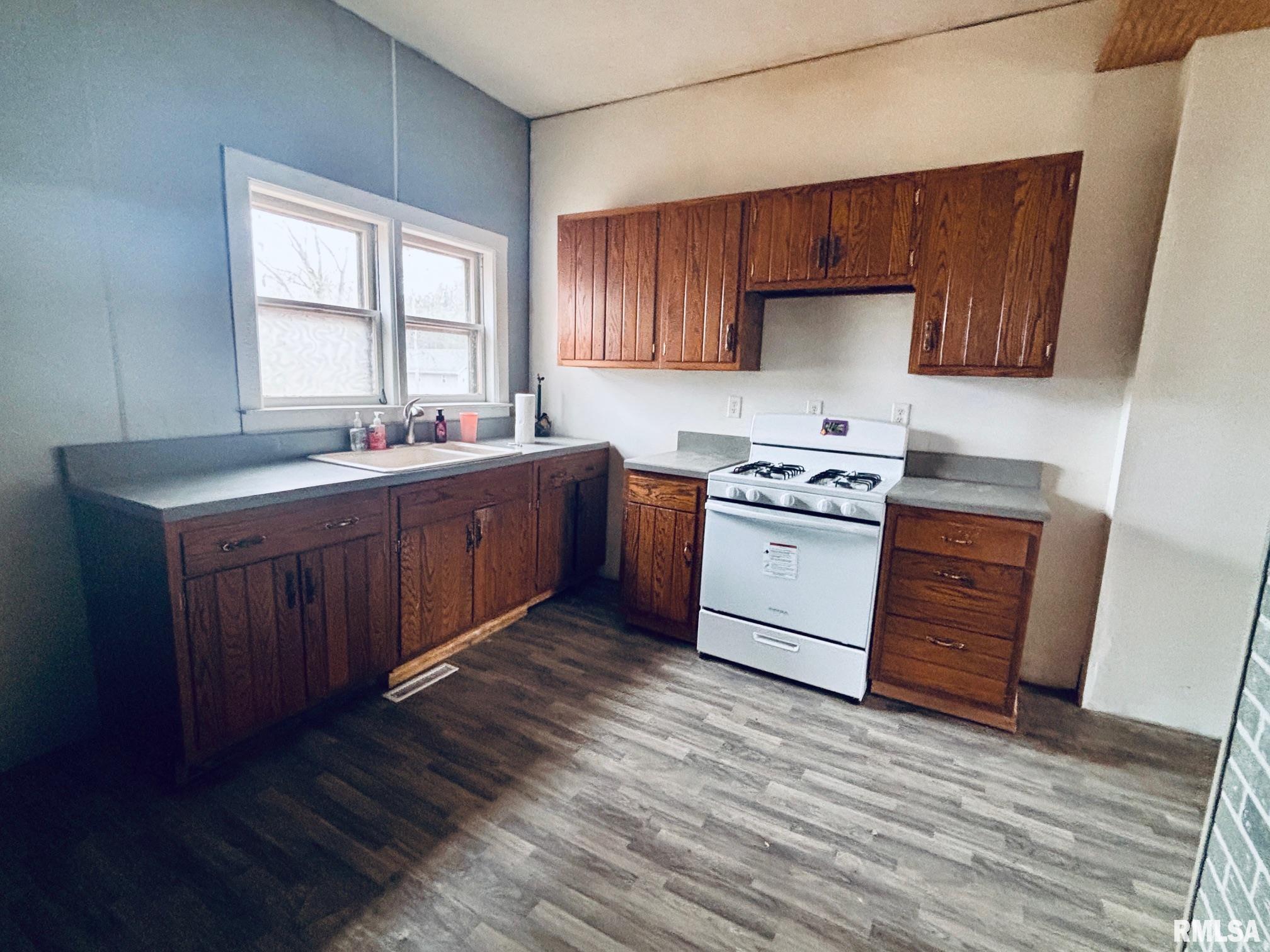 207 South Primm Street Athens, IL 62613 - Photo 4 of 11