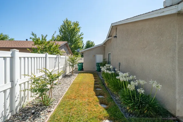 a view of a house with backyard and garden