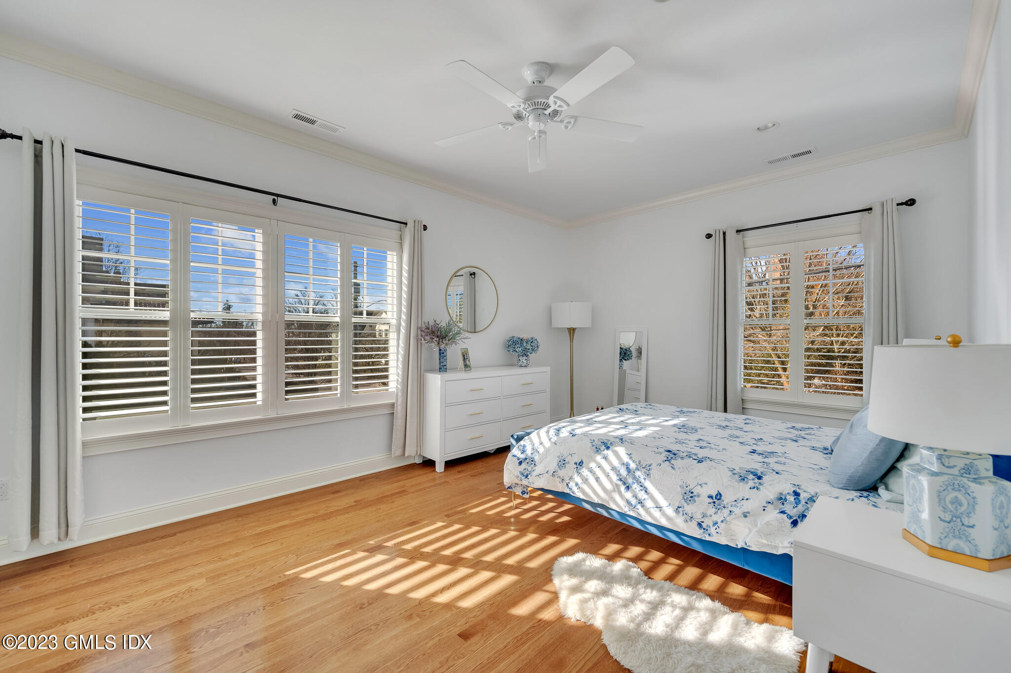 72 Havemeyer Place, Unit B Greenwich, CT 06830 - Photo 7 of 19 a bedroom with a large bed and a window
