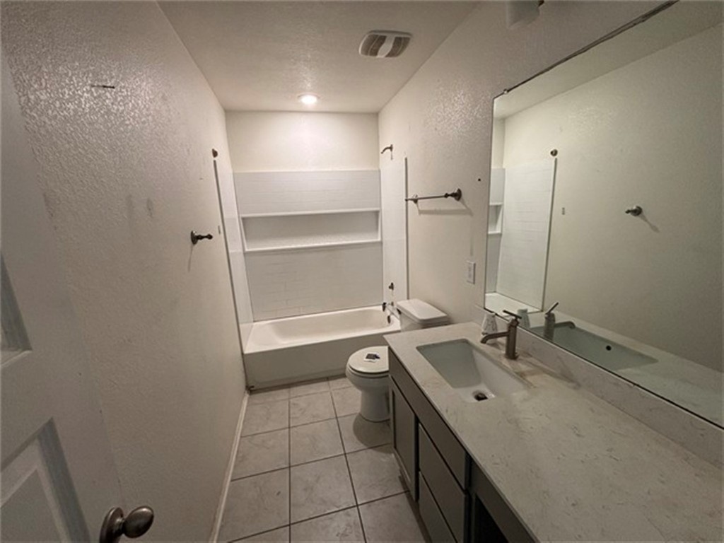 252 Benmyrtle Trail Georgetown, TX 78626 - Photo 16 of 17 a bathroom with a tub sink and mirror