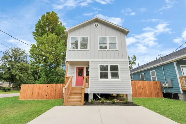 $2,100 | 1316 West Willis Street, Alvin, TX 77511