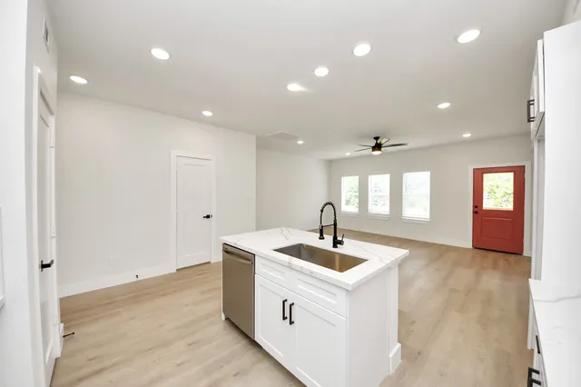 $2,100 | 1316 West Willis Street, Alvin, TX 77511