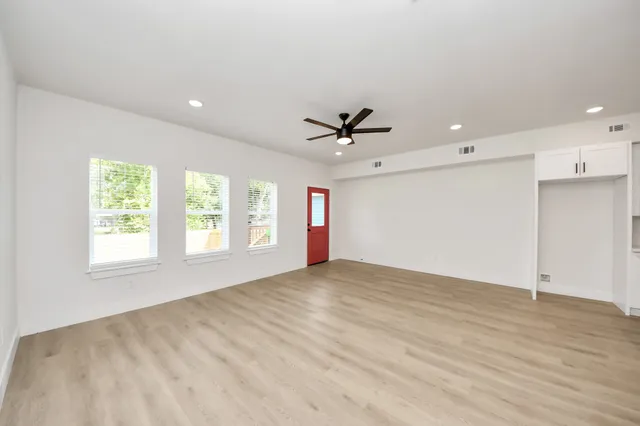 $2,100 | 1316 West Willis Street, Alvin, TX 77511