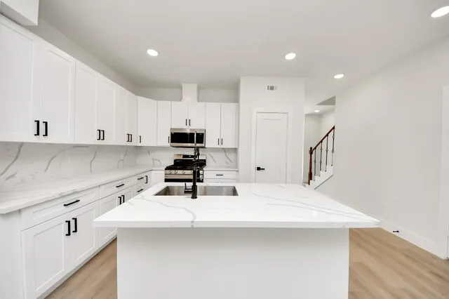 $2,100 | 1316 West Willis Street, Alvin, TX 77511