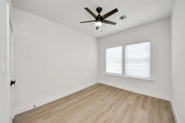 $2,100 | 1316 West Willis Street, Alvin, TX 77511