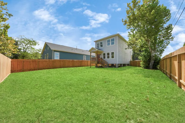 $2,100 | 1316 West Willis Street, Alvin, TX 77511