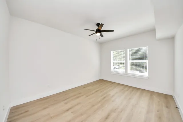 $2,100 | 1316 West Willis Street, Alvin, TX 77511