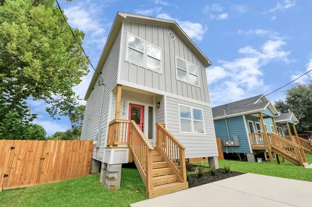 $2,100 | 1316 West Willis Street, Alvin, TX 77511