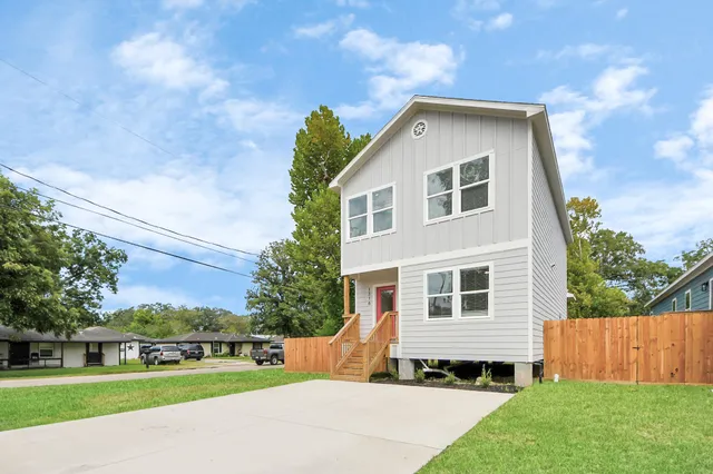 $2,100 | 1316 West Willis Street, Alvin, TX 77511