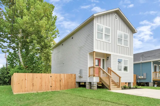 $2,100 | 1316 West Willis Street, Alvin, TX 77511