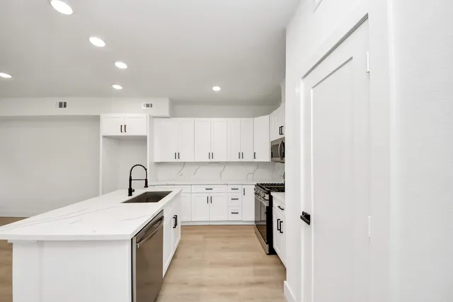 $2,100 | 1316 West Willis Street, Alvin, TX 77511