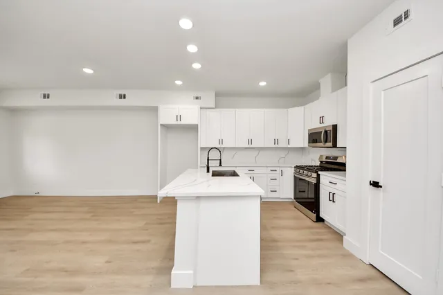 $2,100 | 1316 West Willis Street, Alvin, TX 77511