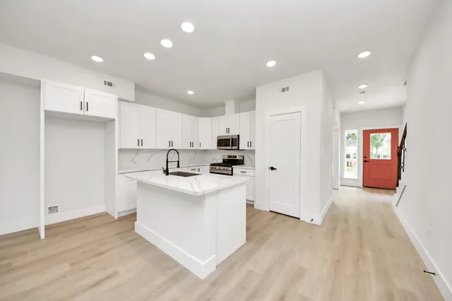 $2,100 | 1316 West Willis Street, Alvin, TX 77511