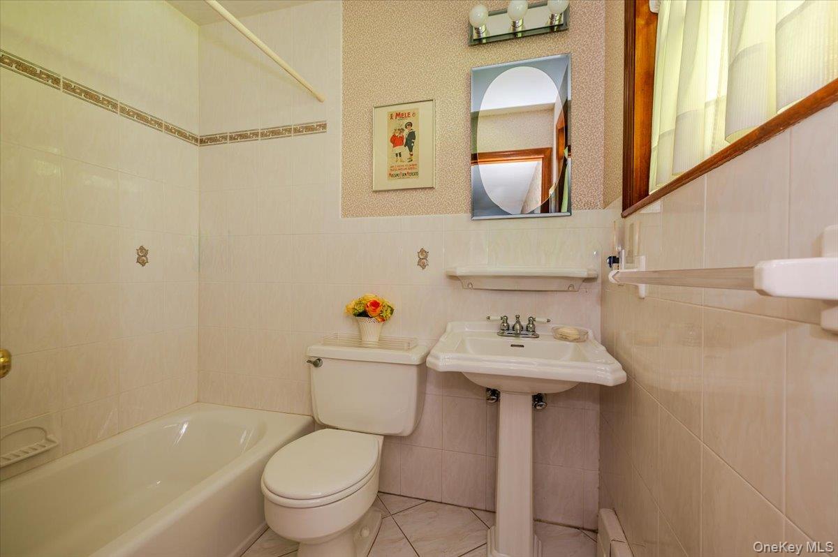 27 Cold Spring Hills Road Huntington, NY 11743 - Photo 19 of 48 a bathroom with a sink mirror toilet and bathtub