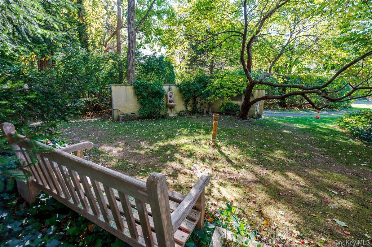 27 Cold Spring Hills Road Huntington, NY 11743 - Photo 35 of 48 a backyard of a house with lots of green space