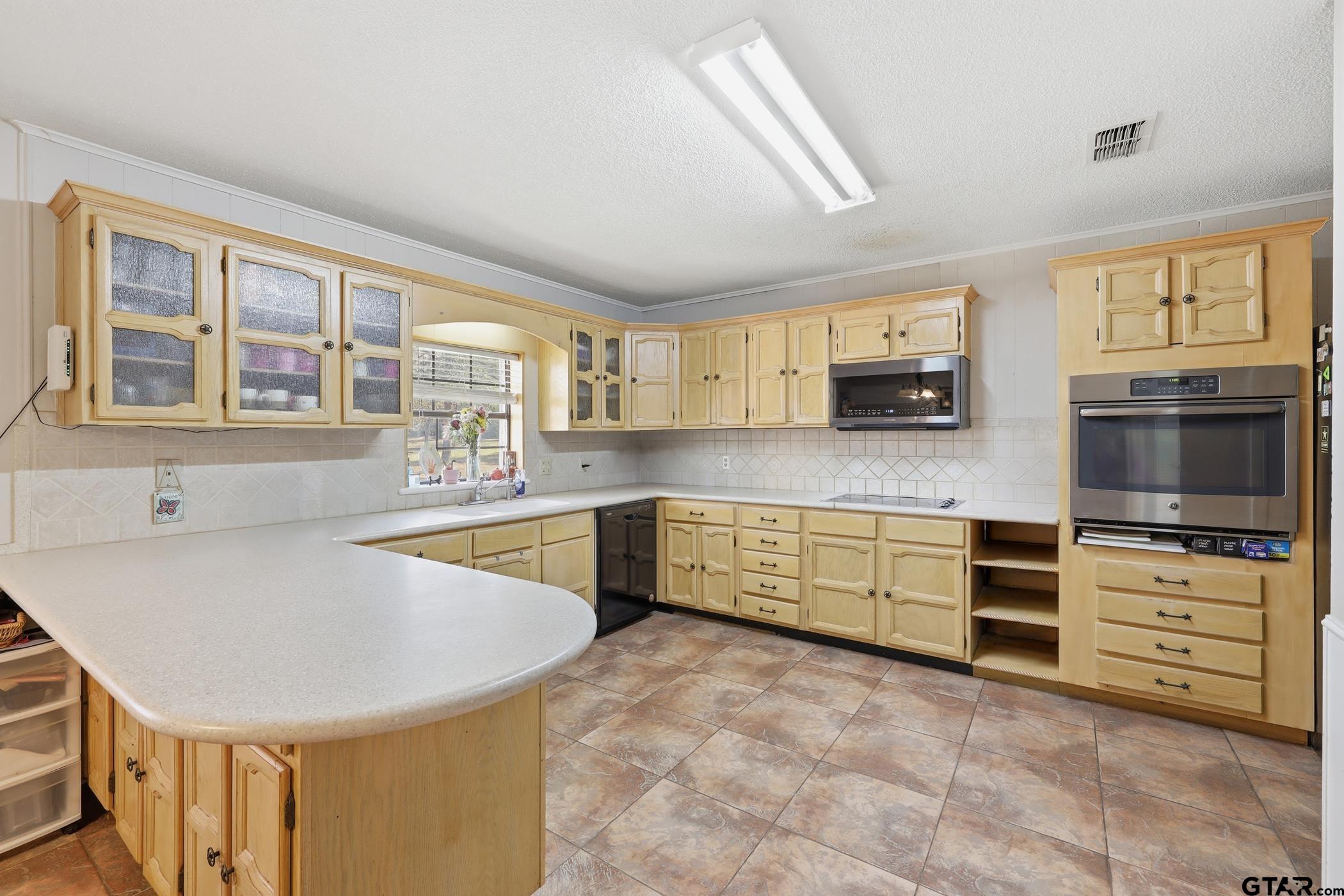 1409 Bassett Road Palestine, TX 75803 - Photo 8 of 36