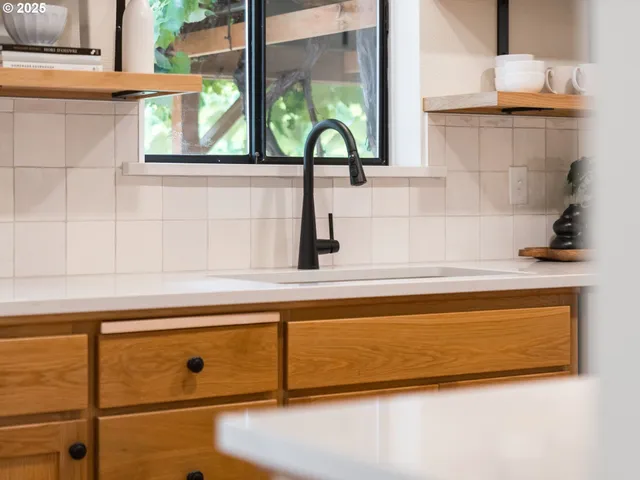 a close view of sink and tap