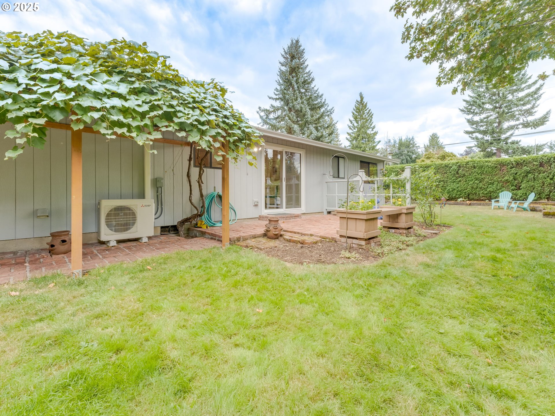 17925 Beebee Court Sandy, OR 97055 - Photo 36 of 48 a backyard of a house with table and chairs