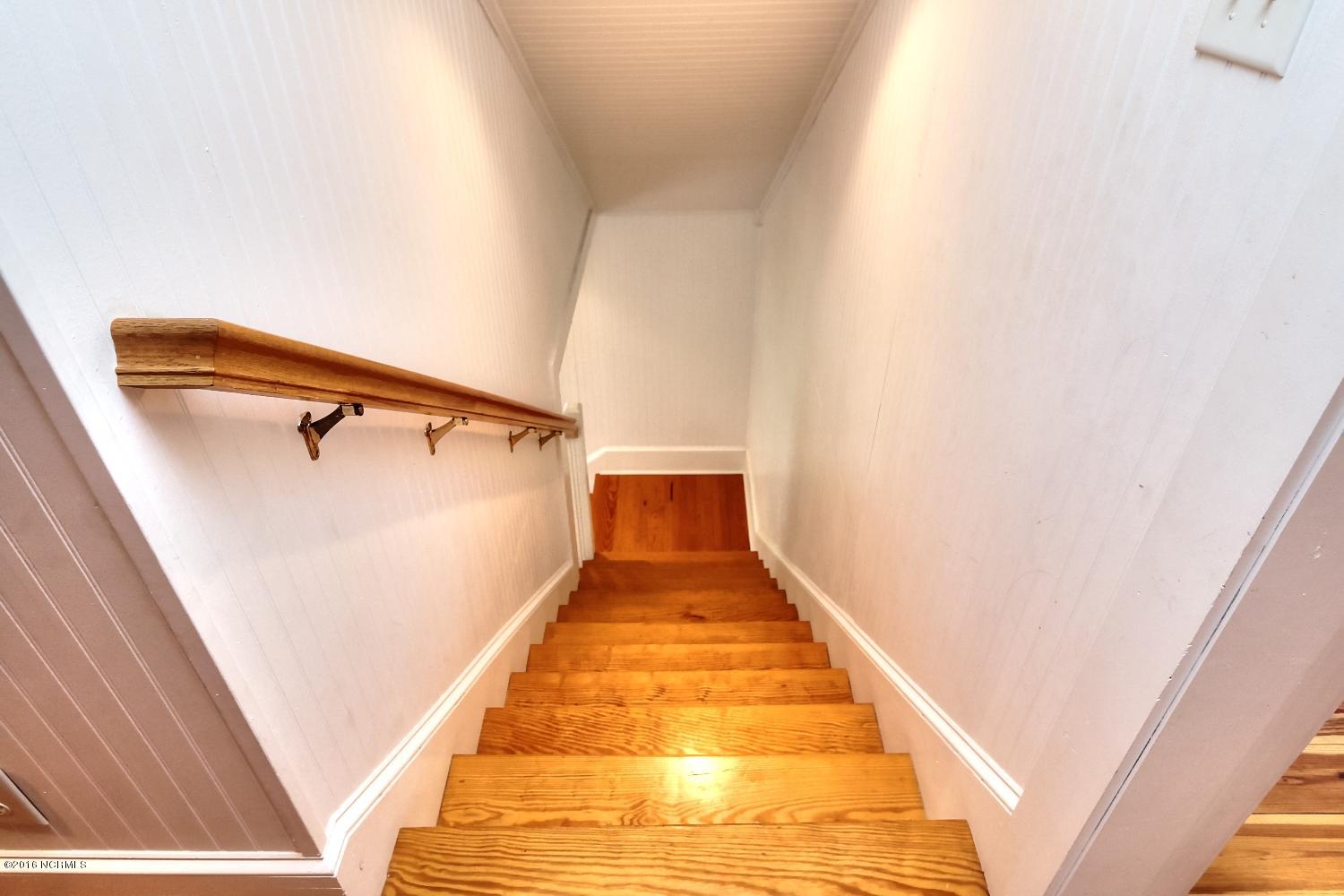 227 Horseshoe Road Davis, NC 28524 - Photo 46 of 74 Staircase