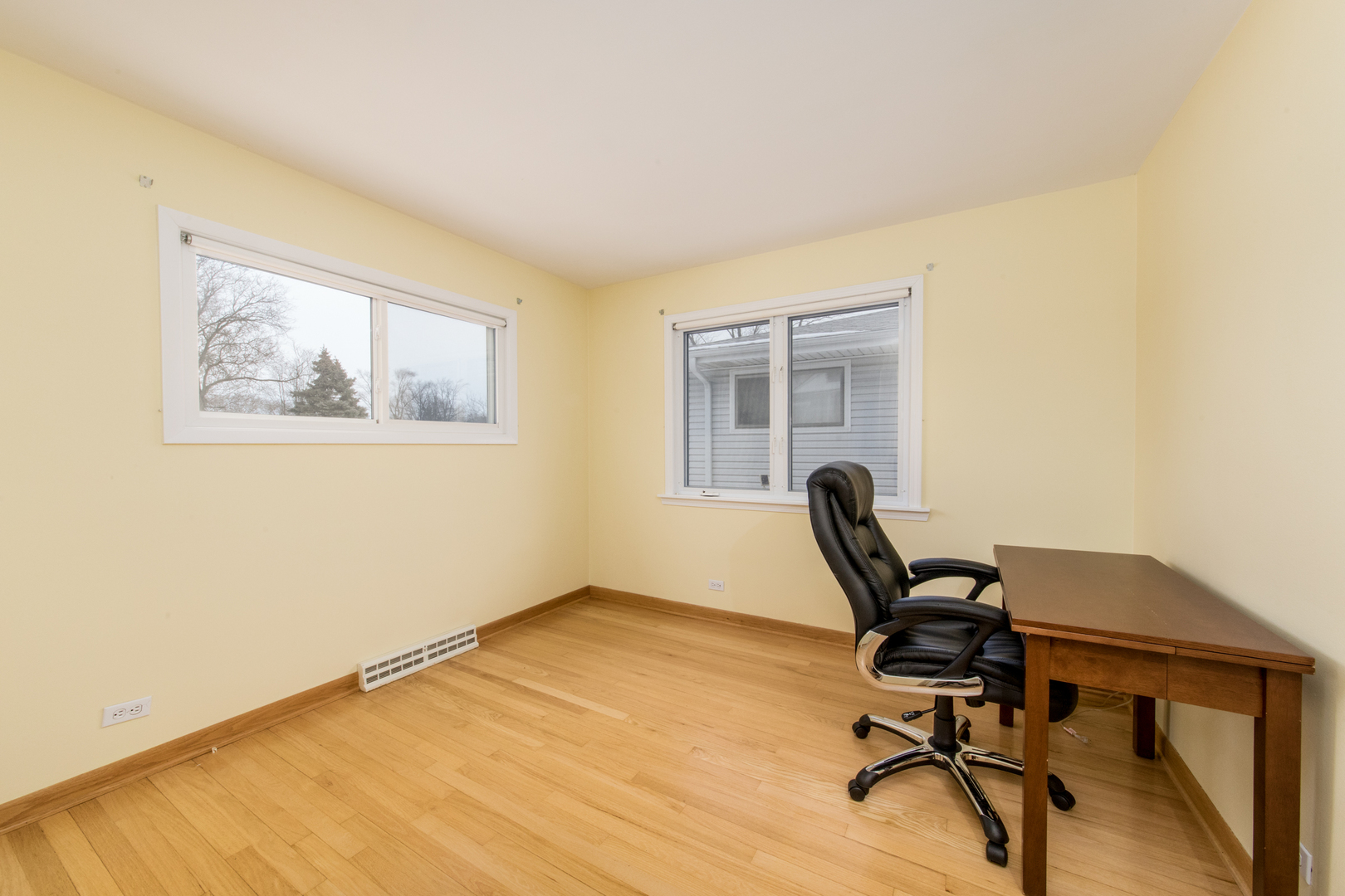 2010 Walnut Street Park Ridge, IL 60068 - Photo 9 of 20 a workspace with a desk
