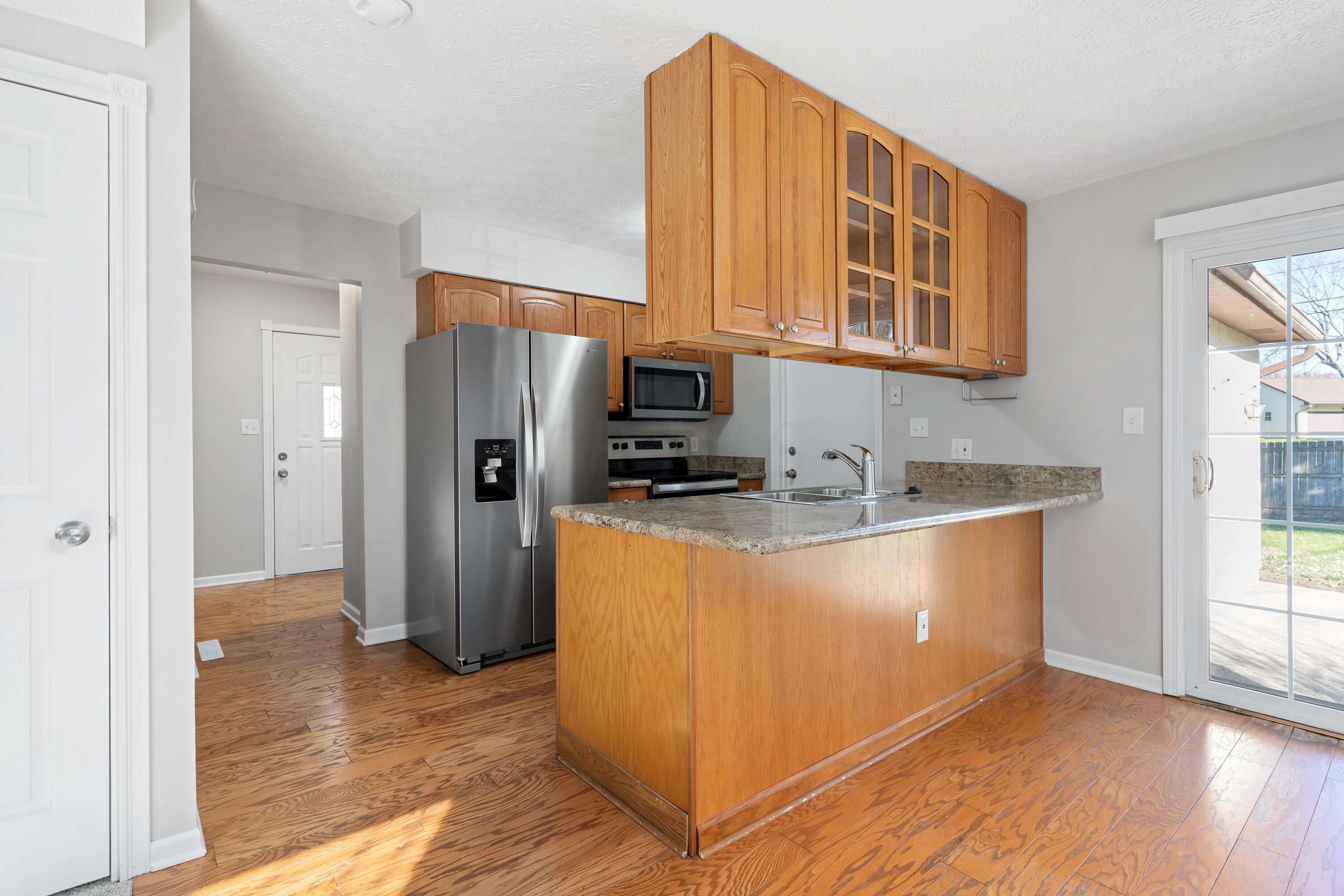 255 Broken Arrow Road Columbus, OH 43230 - Photo 15 of 40 Kitchen with Breakfast Bar