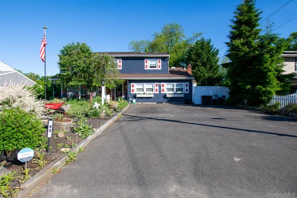 $899,900 | 42 Ludlow Way, Oakdale, NY 11769