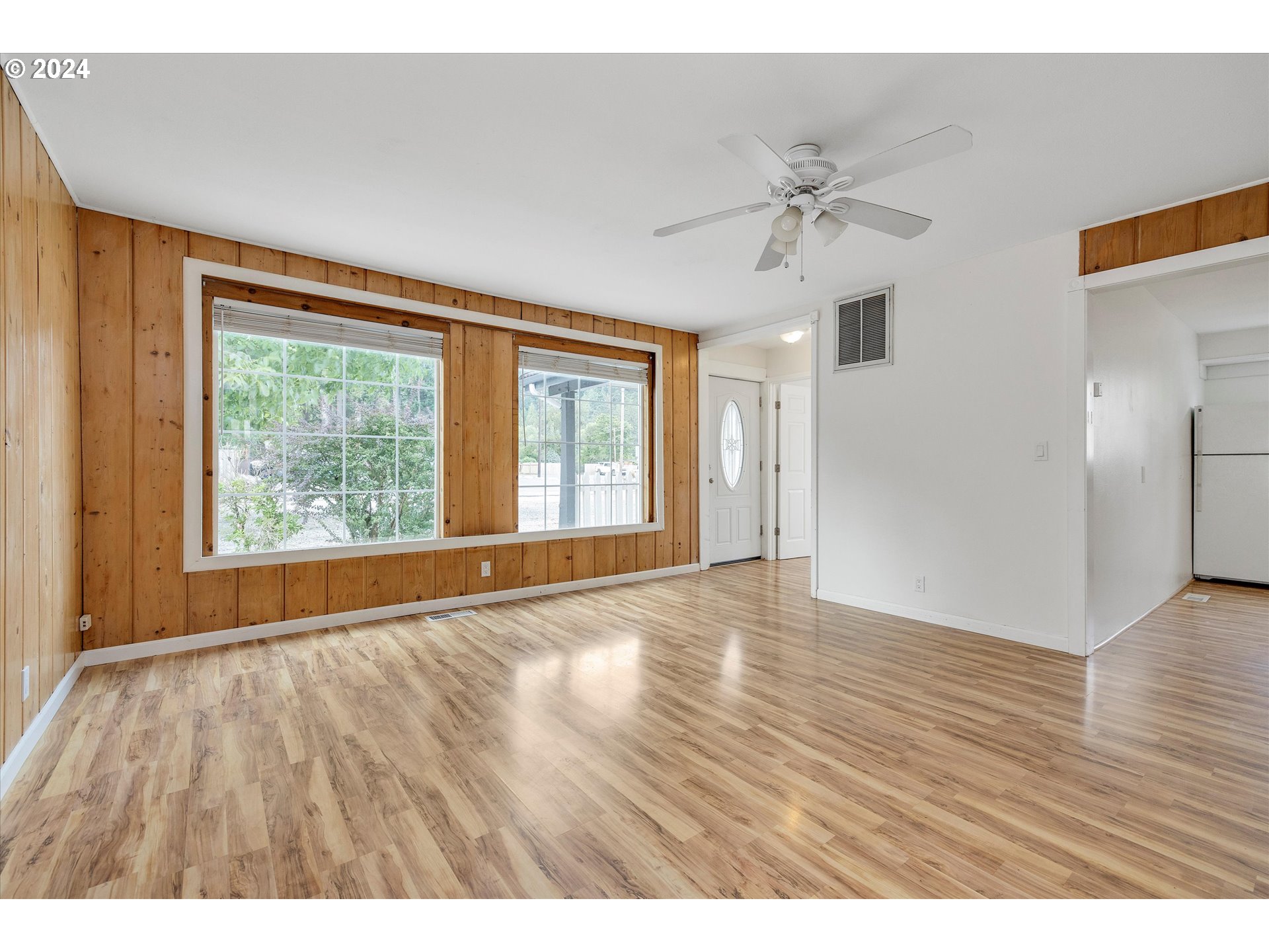 16265 Highway 224 Damascus, OR 97089 - Photo 12 of 40 a view of an empty room with wooden floor and a window