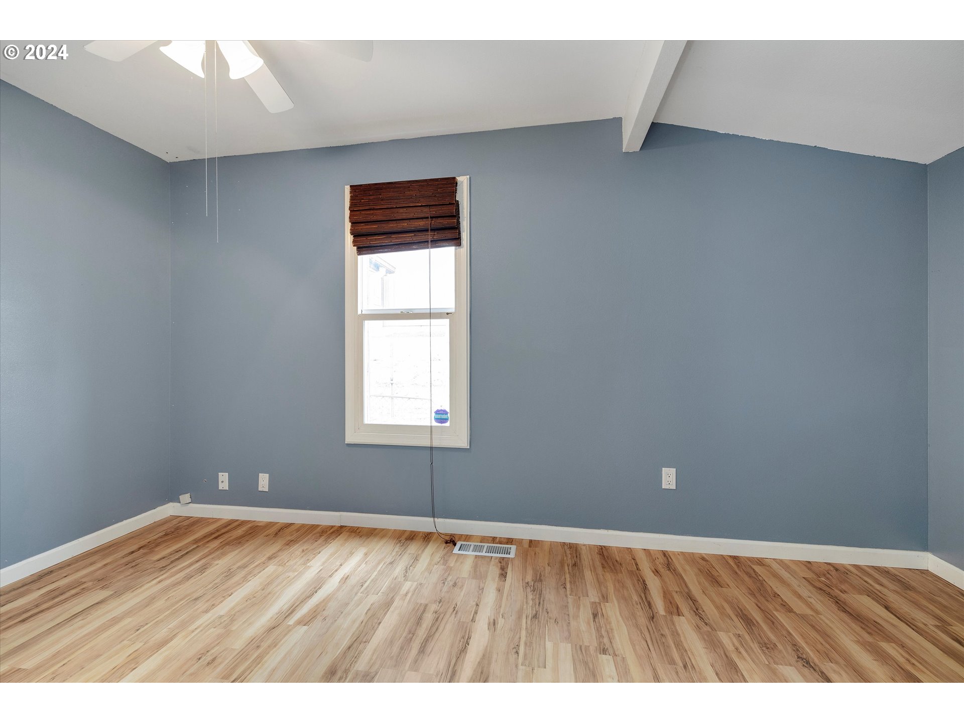16265 Highway 224 Damascus, OR 97089 - Photo 18 of 40 an empty room with wooden floor and windows