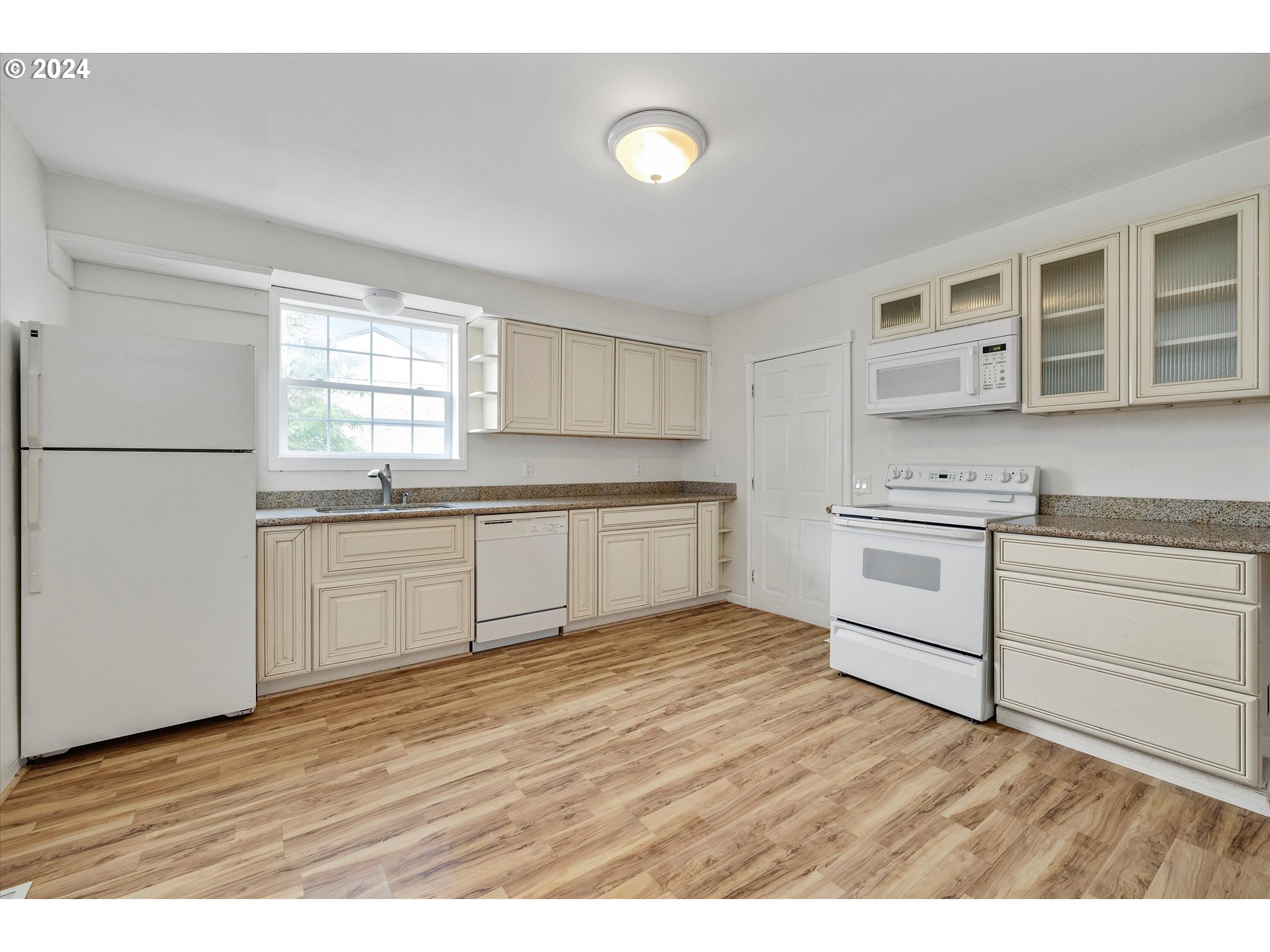16265 Highway 224 Damascus, OR 97089 - Photo 21 of 40 a kitchen with stainless steel appliances granite countertop a stove a sink and a microwave