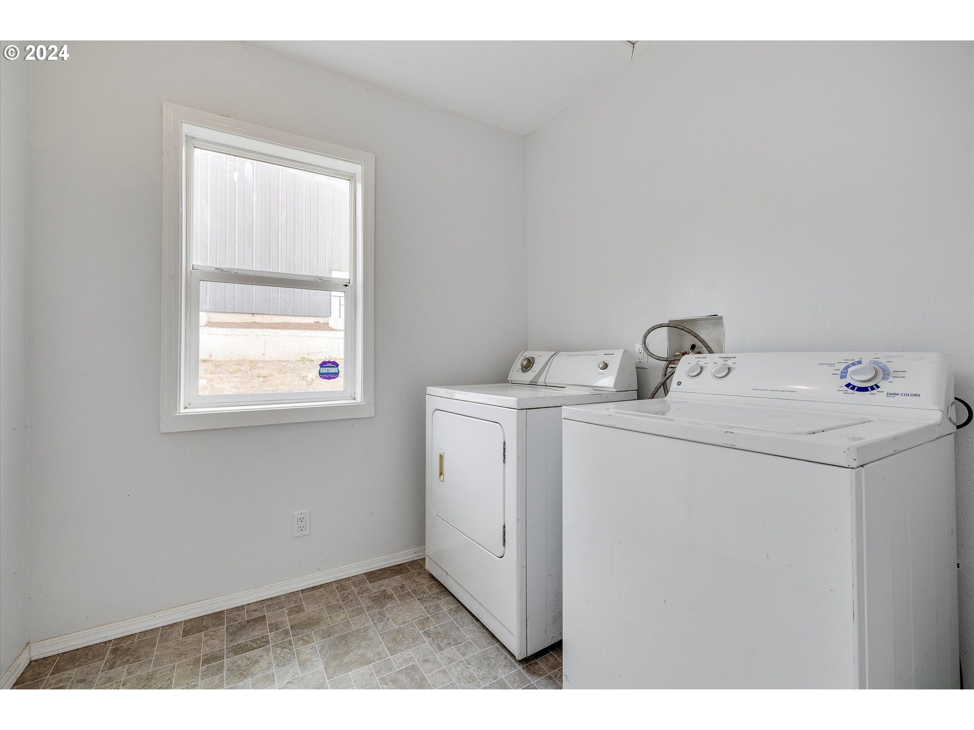16265 Highway 224 Damascus, OR 97089 - Photo 23 of 40 a utility room with dryer and washer