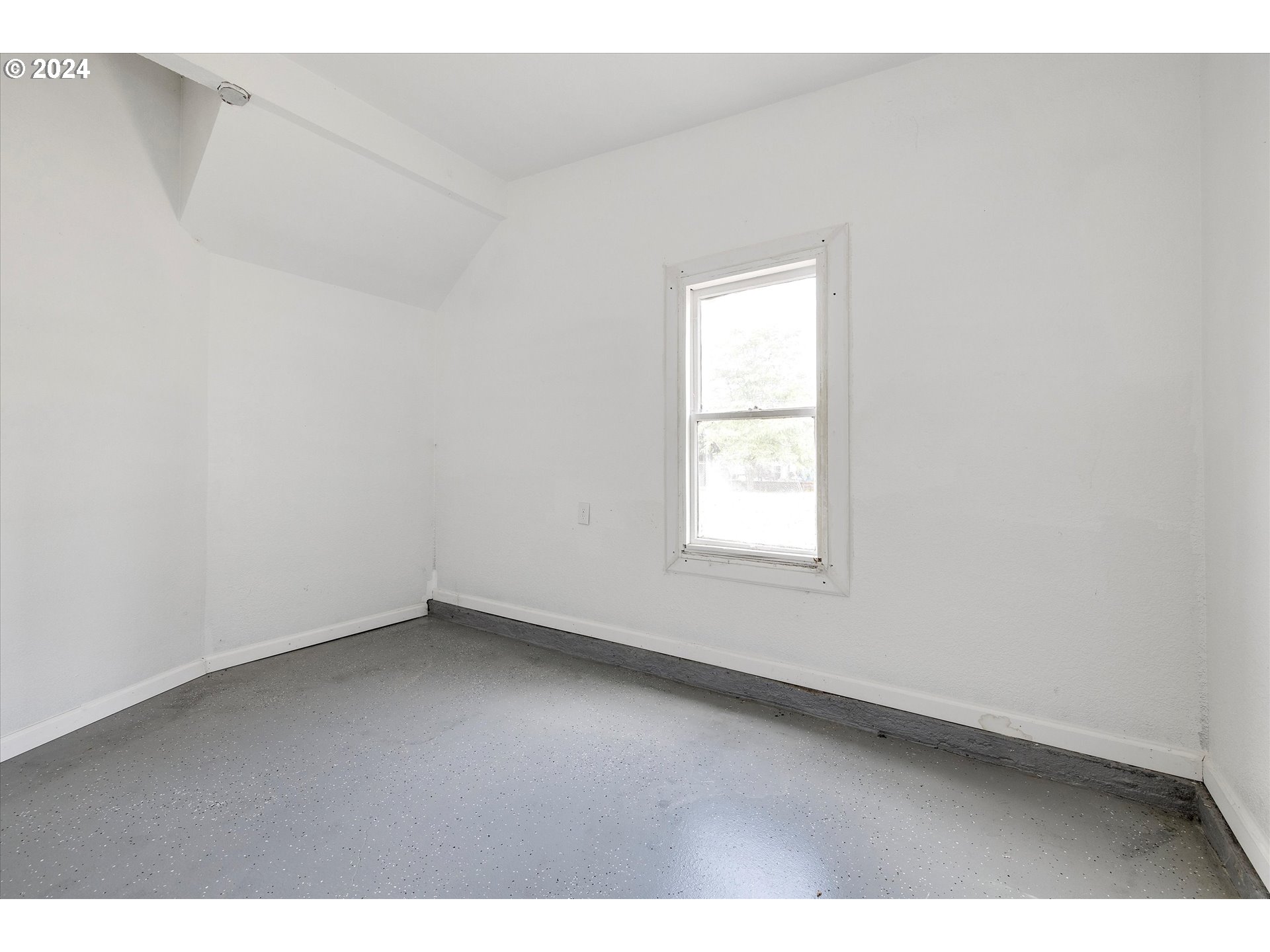 16265 Highway 224 Damascus, OR 97089 - Photo 26 of 40 a view of an empty room with a window