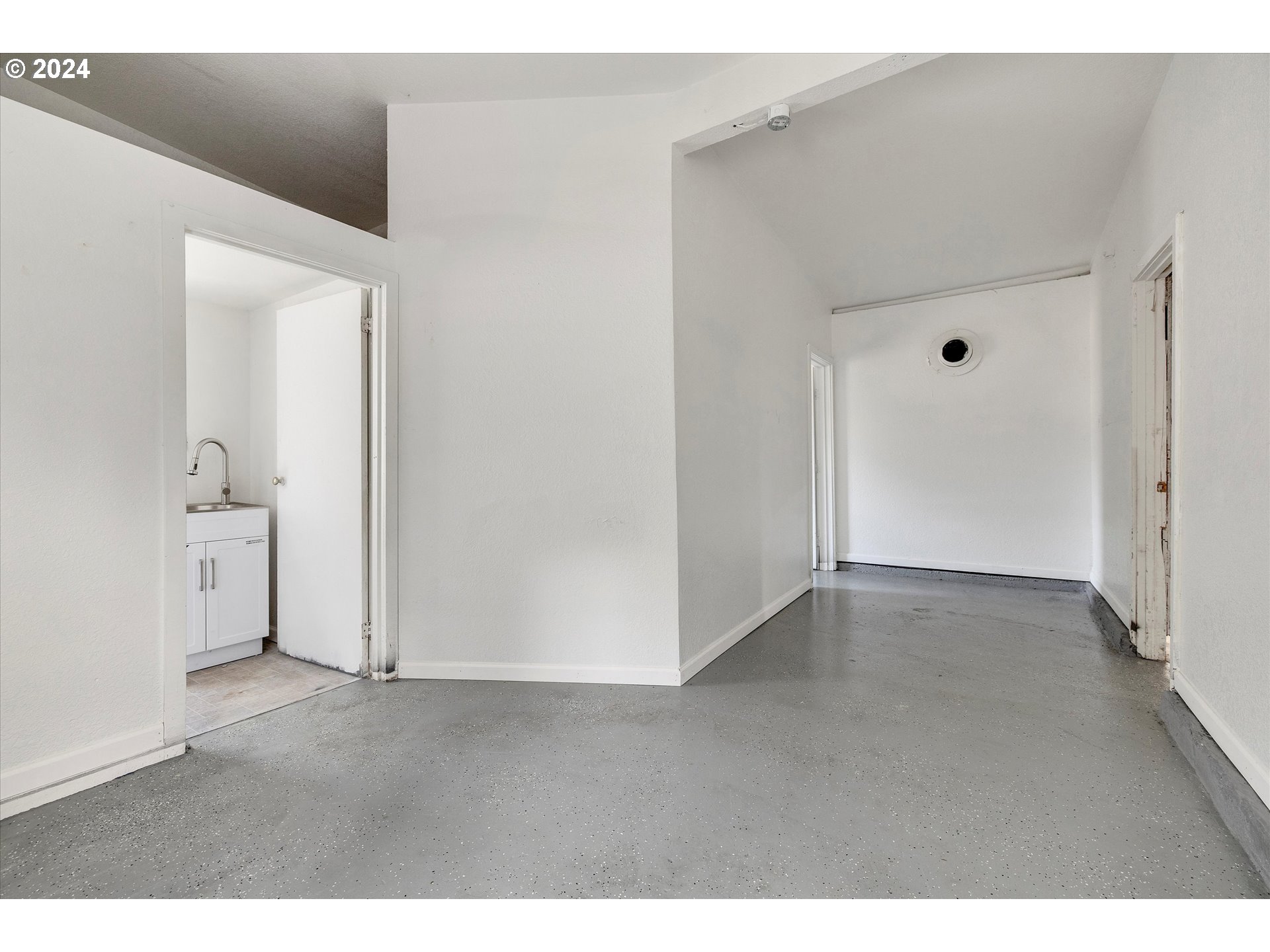 16265 Highway 224 Damascus, OR 97089 - Photo 27 of 40 a view of an empty room