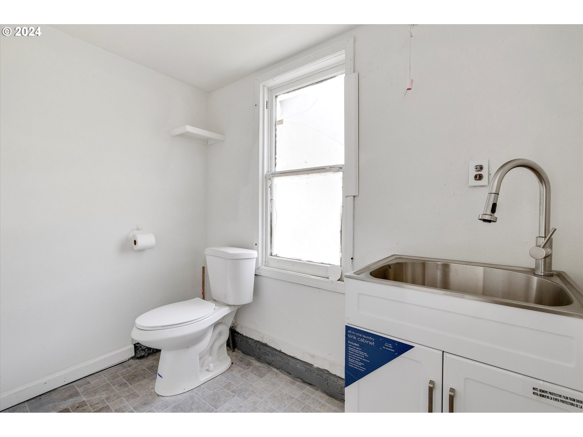 16265 Highway 224 Damascus, OR 97089 - Photo 32 of 40 a bathroom with a sink and a toilet