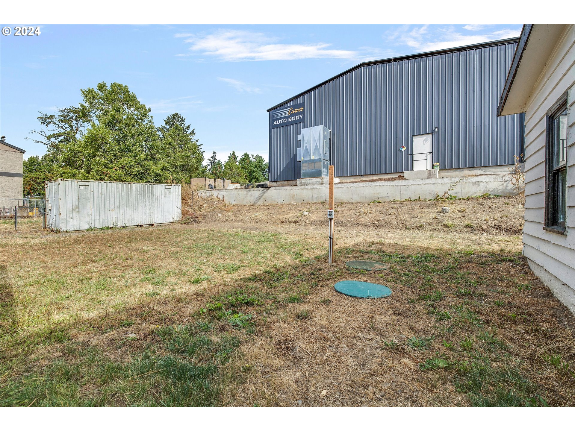 16265 Highway 224 Damascus, OR 97089 - Photo 34 of 40 a backyard of a house with table and chairs