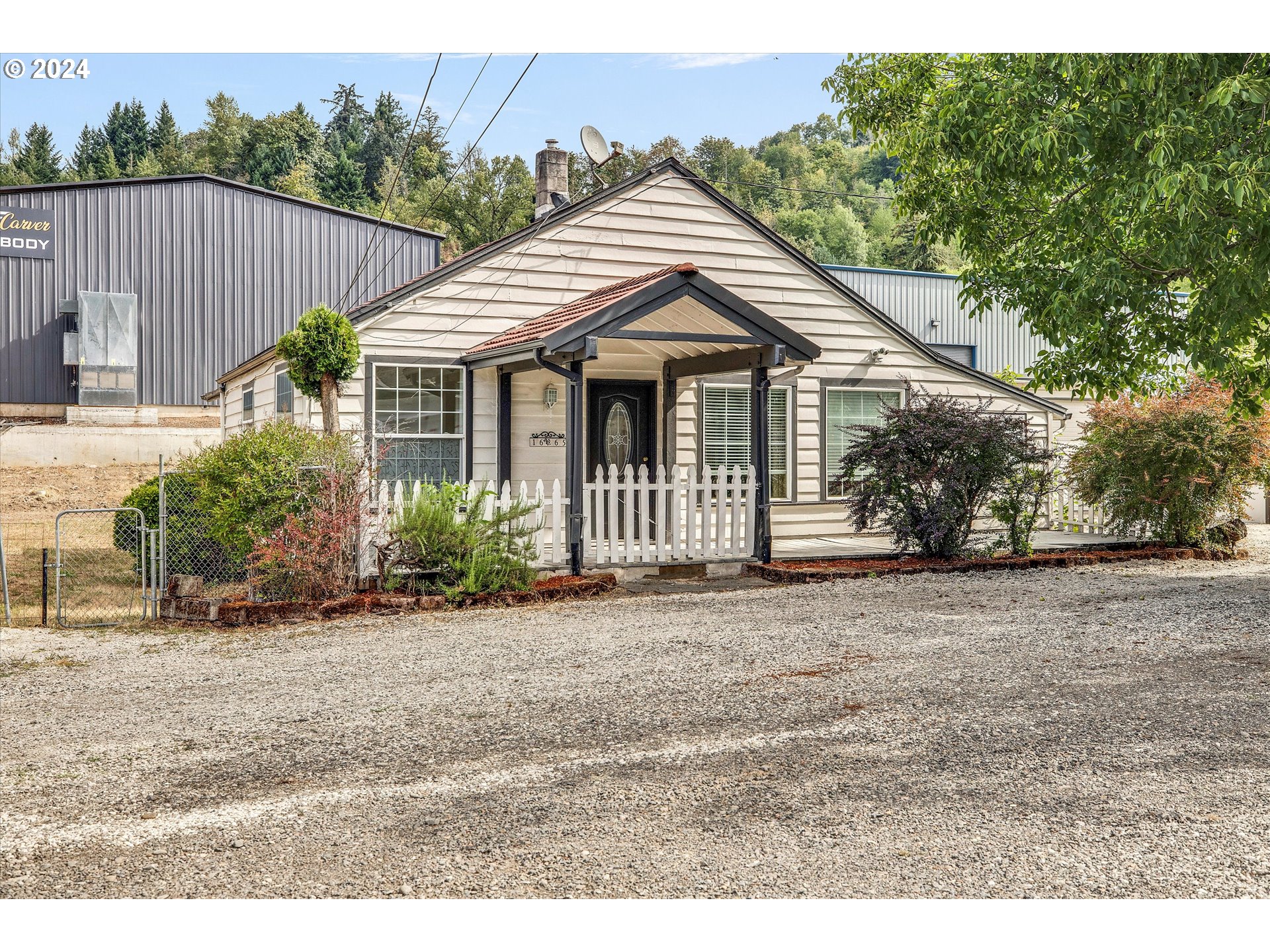 16265 Highway 224 Damascus, OR 97089 - Photo 5 of 40 a view of a house with a yard and plants
