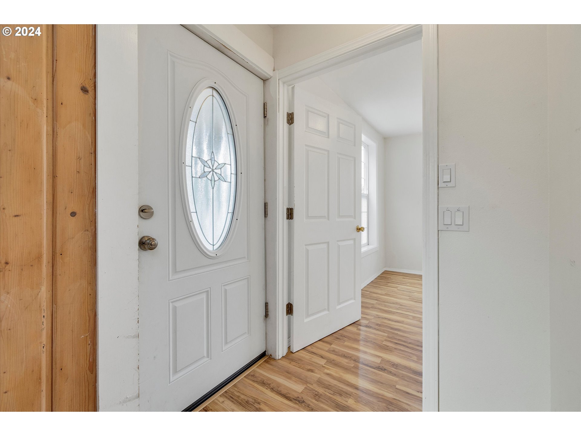 16265 Highway 224 Damascus, OR 97089 - Photo 8 of 40 a view of a hallway with wooden floor