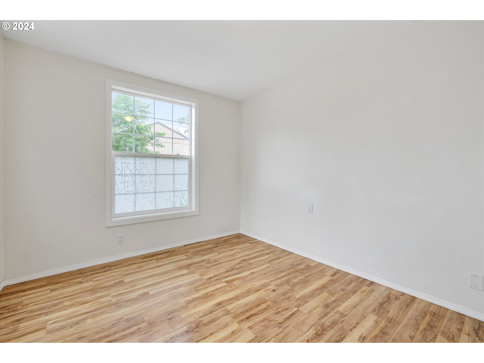 16265 Highway 224 Damascus, OR 97089 - Photo 9 of 40 an empty room with wooden floor and windows
