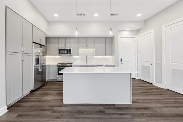 $3,001 | 9757 Katy Freeway, Unit 823, Houston, TX 77024