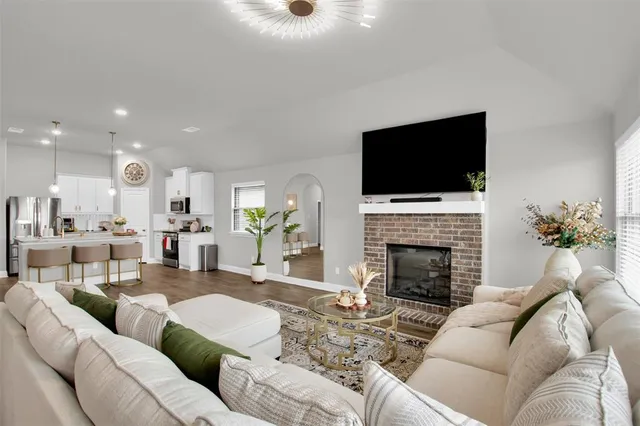 $2,600 | 347 Saltmeadow Lane, Red Oak, TX 75154