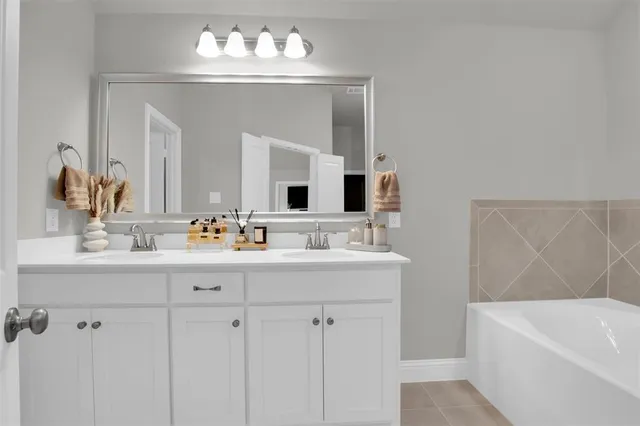 $2,600 | 347 Saltmeadow Lane, Red Oak, TX 75154